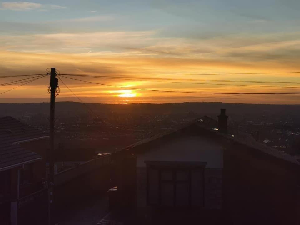 Spacious House City Skyline And Mountain Views Close Too Belfast Centre And Airports Free Parking 외부 사진